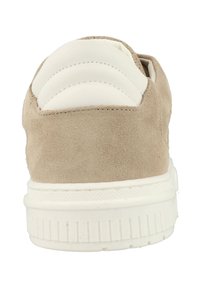 Sneaker in suede beige con collare in pelle bianca, suola texturizzata e dettagli di cucitura sottili. Presenta una punta arrotondata e un morbido padding.