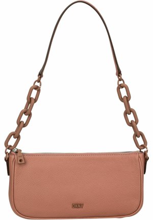 Pfirsichfarbenes Leder-Crossbody-Bag mit Kettenriemen, Reißverschluss und geprägtem Branding. Glatte Textur mit rechteckiger Form und abgerundeten Kanten.