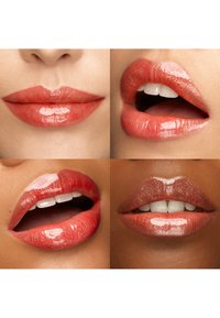 Glanzende, koraalkleurige lippen met verschillende uitdrukkingen, waaronder gesloten, licht geopend en gespreid, met diverse huidtinten en glimlachdetails.