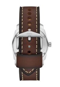 Correa de reloj de cuero marrón con costuras en beige en contraste y agujeros circulares, hebilla de metal plateado y marca Fossil.