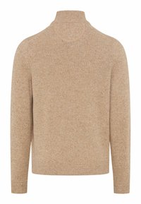 Beiger Pullover, hoher Kragen, weiche Strickstruktur, lange Ärmel, gerippte Bündchen und Saum, minimalistisches Design ohne Muster oder Akzente.