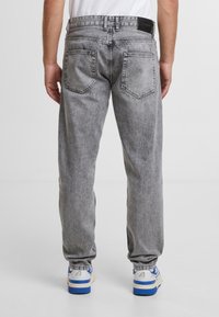 2Y Premium Traperice suženog kroja - grey