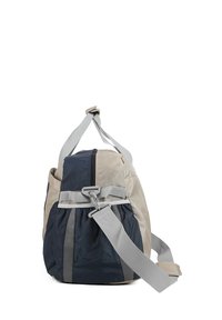 Borsa in tessuto bicolore beige e blu navy, dotata di chiusura con zip superiore, manici grigi e inserti laterali in rete per ulteriore spazio di stoccaggio.