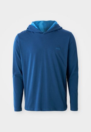 Blaues Sweatshirt mit langen Ärmeln, mit hellerblauem Innenfutter der Kapuze und kleinem besticktem "BOSS"-Logo auf der linken Brust.