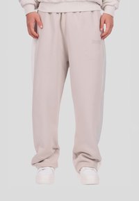 Kijelölve, moon beam white