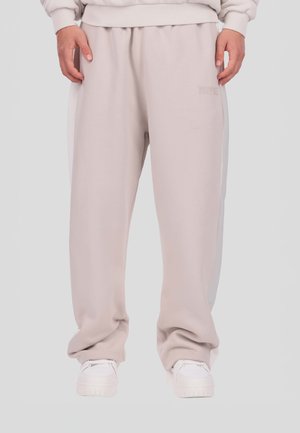 - Spodnie treningowe