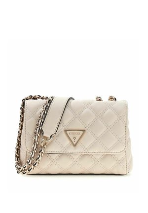 Sac à bandoulière en cuir matelassé crème avec une chaîne en or et un logo triangulaire en métal de Guess sur le rabat avant.