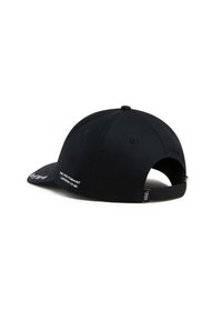 Gorra de béisbol negra con visera curvada, hecha de una tela texturizada, con texto impreso en blanco en el costado y una correa ajustable en la parte trasera.