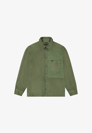 Chemise à manches longues vert olive avec un col pointu, une fermeture à boutons sur le devant, une poche poitrine et un tissu texturé. Présente des détails de couture contrastés.