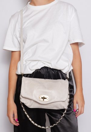 Lichtgrijze leren clutch met een goudkleurige sluiting en kettinghengsel, met een subtiele gestructureerde oppervlakte en een rechthoekige vorm.