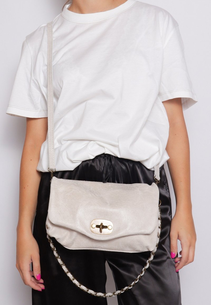 Clutch bag in pelle grigia chiara con chiusura e catena in tonalità oro, caratterizzata da una superficie leggermente testurizzata e una forma rettangolare.