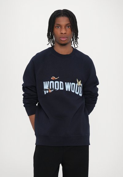 Sweatshirt bleu marin cu textul "WOOD WOOD" în albastru deschis, având broderie colorată cu fluturi și insecte pe față.