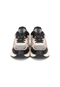 Sneakers mit einem Obermaterial aus Mesh in Beige und Schwarz, ausgestattet mit schwarzen Schnürsenkeln, Wildlederakzenten und einer dicken weißen Sohle mit einer schwarzen Gummibasis.