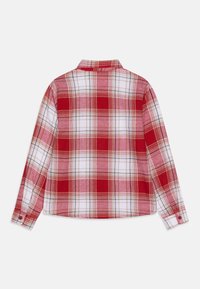 Rot-weiße karierte Hemd mit langen Ärmeln, einem Kragen, Knopfdetails und kontrastierenden blauen Linien im Muster, aus einem weichen Stoff gefertigt.