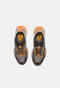 Sportliche Schuhe mit einem grauen Mesh-Obermaterial, braunen Akzenten und orangefarbenen Details. Schwarze Schnürsenkel, gepolsterter Kragen und dicke Gummisohle für besseren Halt.