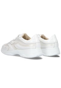 Witte sportieve schoenen met een gestructureerd net en een gladde synthetische leren bovenkant. Rondingen bij de hakken en een gevoerde zool voor comfort.