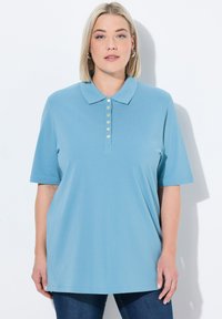 Světle modré polo triko s krátkými rukávy, zapínání na knoflíky s dekorativními zlatými knoflíky, hladká látka a pohodlný střih.