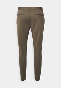 Pantaloni verde oliva realizzati in tessuto liscio. Design aderente con due tasche posteriori, dettagli con bottoni e gamba slim.