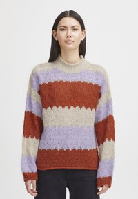 Maglione lavorato a maglia con strisce orizzontali in rosso, beige e lavanda. Tessuto a trama, vestibilità ampia con colletto alto e maniche lunghe.