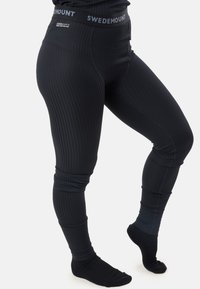 Svart randiga leggings med hög midja märkt "SWEDEMOUNT." Tillverkade av elastiskt material, med en mjuk yta och skräddarsydd passform.