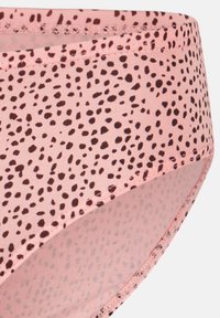 Helle rosa Unterwäsche mit einer subtilen gerippten Textur und einem dunkelbraunen gesprenkelten Muster. Besitzt einen glatten Bund und elastische Kanten.