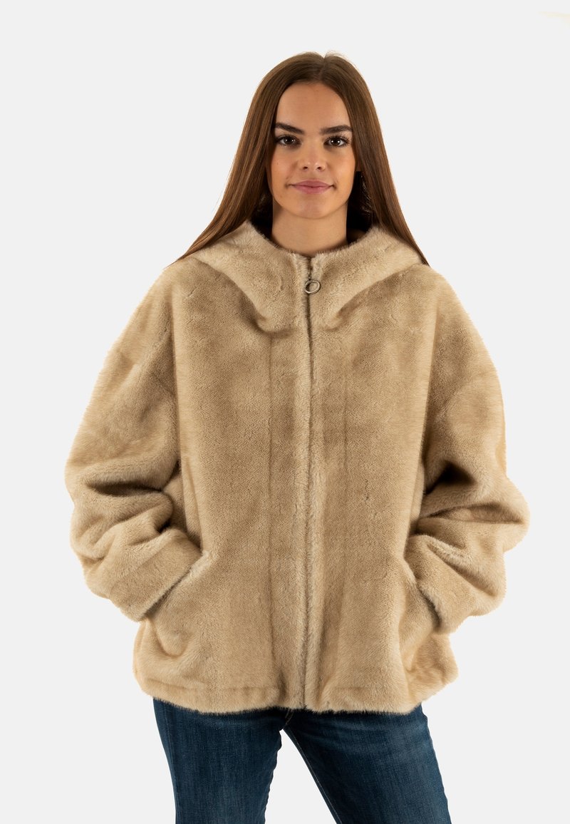 Giacca in pelliccia sintetica beige con cappuccio, zip frontale e maniche ampie e morbide. Presenta una texture liscia e due tasche laterali.
