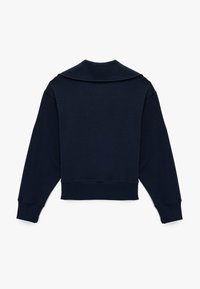 Sudadera corta color azul marino con un cuello ancho y mangas largas. Confeccionada en una tela suave con puños y dobladillo acanalados, que ofrece un ajuste relajado.