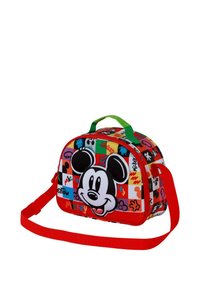 Bolsa de almuerzo aislada en rojo y verde que presenta un gran gráfico de Mickey Mouse, coloridos diseños de parches y una correa de hombro desmontable.
