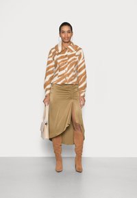 Gestuz OLENAGZ SHORT - Casaco de verão - camel/white