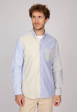 Chemise à rayures avec des rayures verticales bleues, jaunes et grises. Comprend une poche poitrine et un col standard.