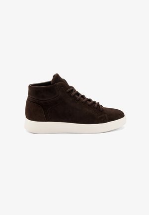 Sneakers alte in suede marrone con suola in gomma bianca, dotate di punta arrotondata e lacci tonali, progettate con accenti di cucitura minimal.