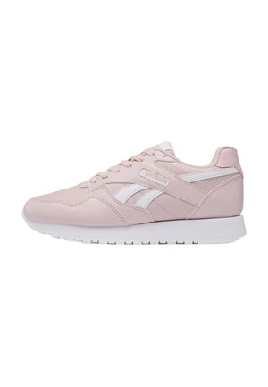 Lichtroze Reebok sneaker met witte details en zool, vetersluiting en lage stijl, gezien vanaf de buitenkant.