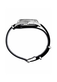 Zilveren metalen wijzerplaat met een heldere glazen bovenkant, zwarte textuurriem en zilveren hardware. Heeft een minimalistisch ontwerp en een strak profiel.