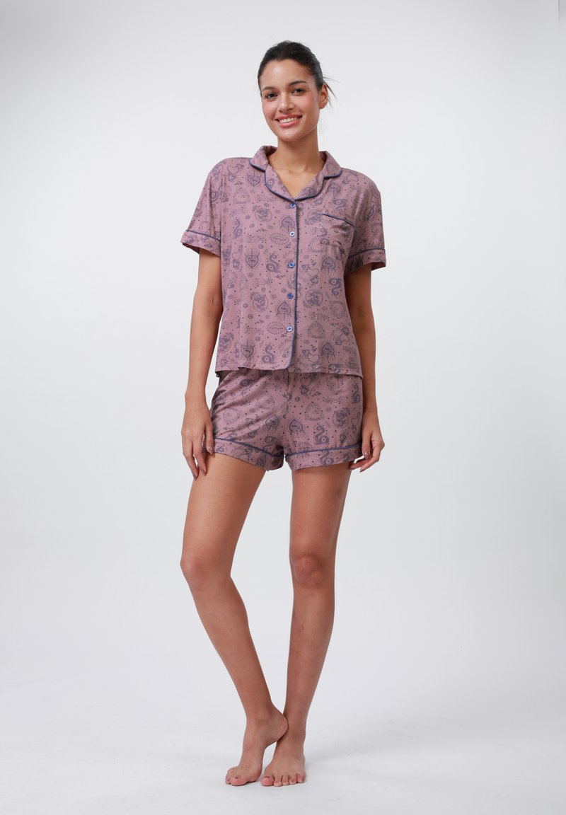 Pigiama corto rosa con un motivo giocoso, composto da una camicia con bottoni e pantaloni abbinati, rifiniti con piping rosa scuro.