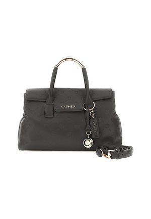 Borsa a tracolla nera strutturata con motivo in rilievo del logo, manico in tono dorato, etichetta con marchio, charm e tracolla staccabile su uno sfondo bianco.