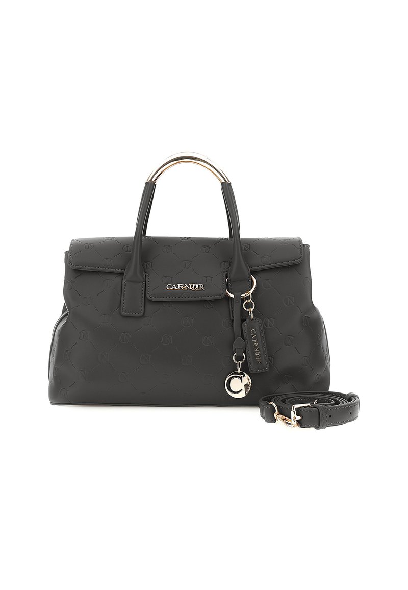 Borsa a tracolla nera strutturata con motivo in rilievo del logo, manico in tono dorato, etichetta con marchio, charm e tracolla staccabile su uno sfondo bianco.