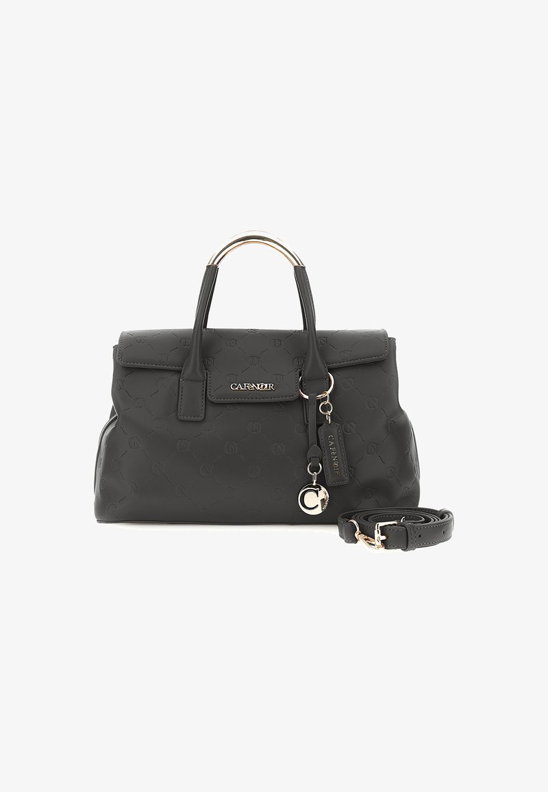 Borsa a tracolla nera strutturata con motivo in rilievo del logo, manico in tono dorato, etichetta con marchio, charm e tracolla staccabile su uno sfondo bianco.