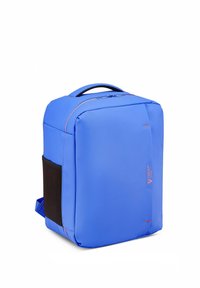 Sac à dos rectangulaire bleu avec une poignée en haut, un compartiment principal zippé et une poche latérale noire sur fond blanc.
