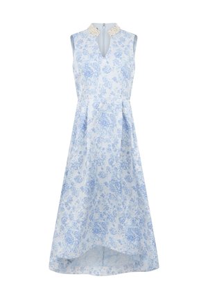 Vestido blanco sin mangas con estampado floral en tonos azul claro, cuello adornado con perlas, escote con abertura frontal y dobladillo asimétrico.