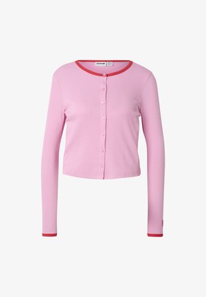 Różowy prążkowany kardigan z długim rękawem, czerwonym wykończeniem na kołnierzu i mankietach, zapinany na guziki z przodu, o krótkim kroju.