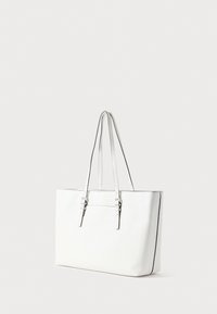 Mala tote de couro branco com textura lisa, formato retangular e alças longas. Apresenta sutis acentos de costura cinza e um design minimalista.