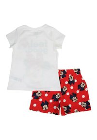 Chemise blanche à manches courtes avec un imprimé graphique, associée à un short rouge à pois blancs et visages de Minnie Mouse noirs.