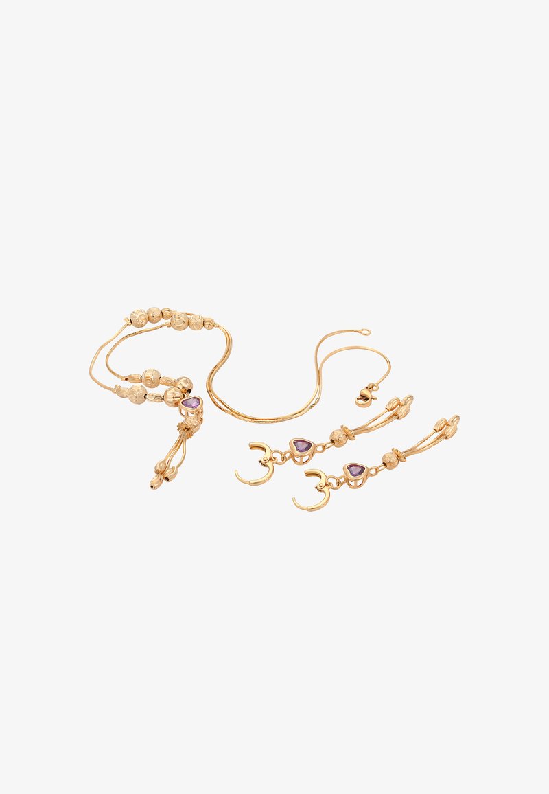 Set di gioielli color oro composto da una collana e orecchini abbinati. La collana include perle e dettagli in ametista a forma di cuore.