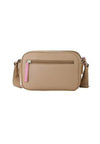 Bolso crossbody beige hecho de material sintético, con un bolsillo frontal con cremallera y un acento de cremallera rosa. Textura suave con correa ajustable.