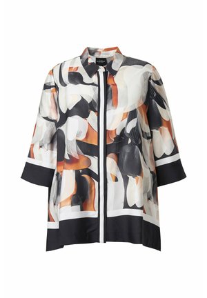 Locker geschnittenes Hemd mit durchgehender Knopfleiste und dreiviertel Ärmeln, gestaltet mit abstrakten Pinselstrichmustern in Schwarz, Weiß und Orange sowie schwarzem Besatz an Bündchen und Saum.