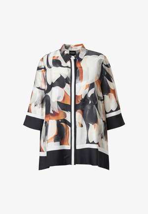 Løs skjorte med knapper og trekvartlange ærmer med abstrakte sorte, hvide og orange penselstrøgsmønstre samt sort kant ved manchetter og kant.