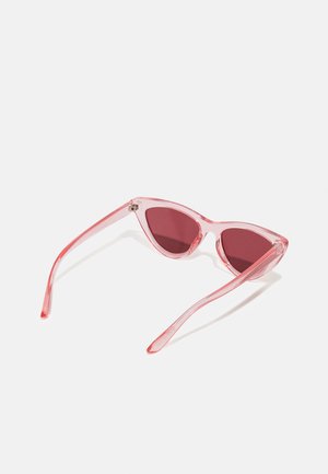 Gafas de sol translúcidas de color rosa con una forma única de ojo de gato, rematadas con lentes rosa oscuro y brazos delgados y elegantes.