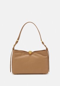 Mala de ombro em pele castanha clara com uma única tira ajustável e um fecho central redondo dourado contra um fundo branco.