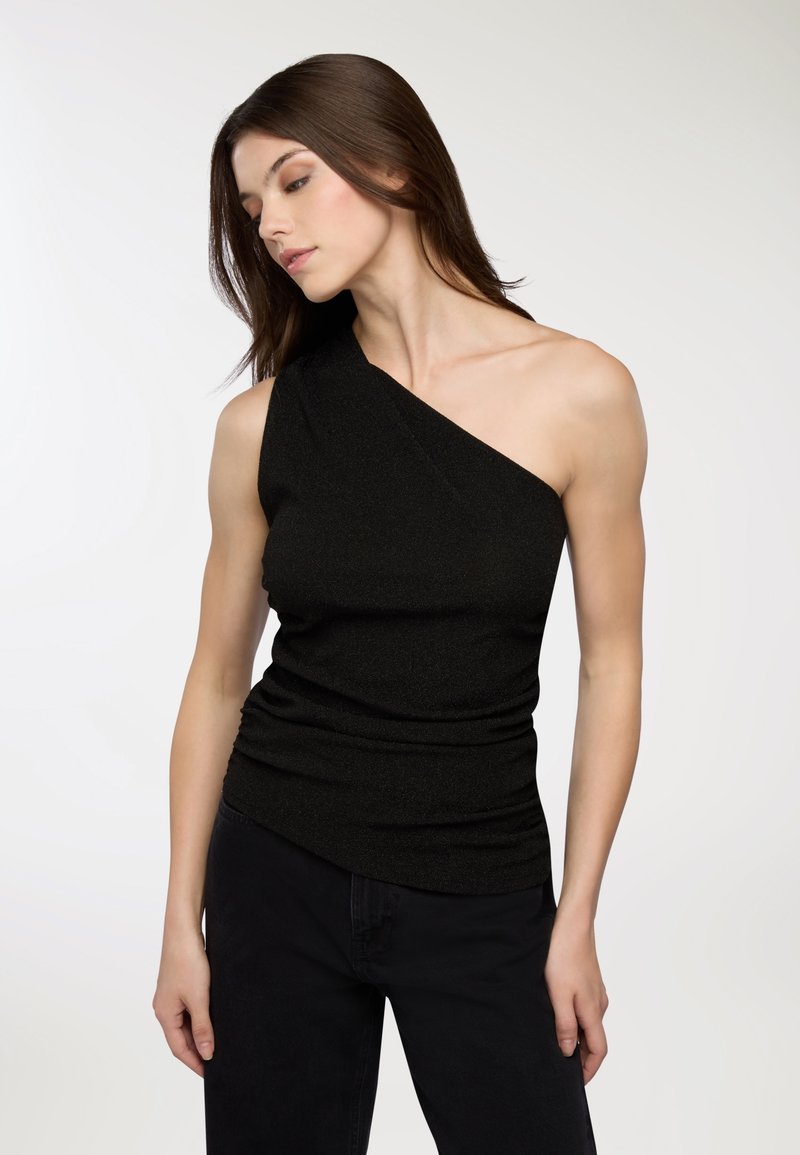 Asymetryczna czarna bluzka z teksturowanej, odbijającej światło tkaniny; posiada jedną ramiączko i marszczenia w pasie.