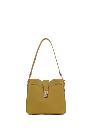 Mosterdgele leren handtas met een gebogen bovenrand, een enkele schouderriem en een voorste riemsluiting met metalen beslag.